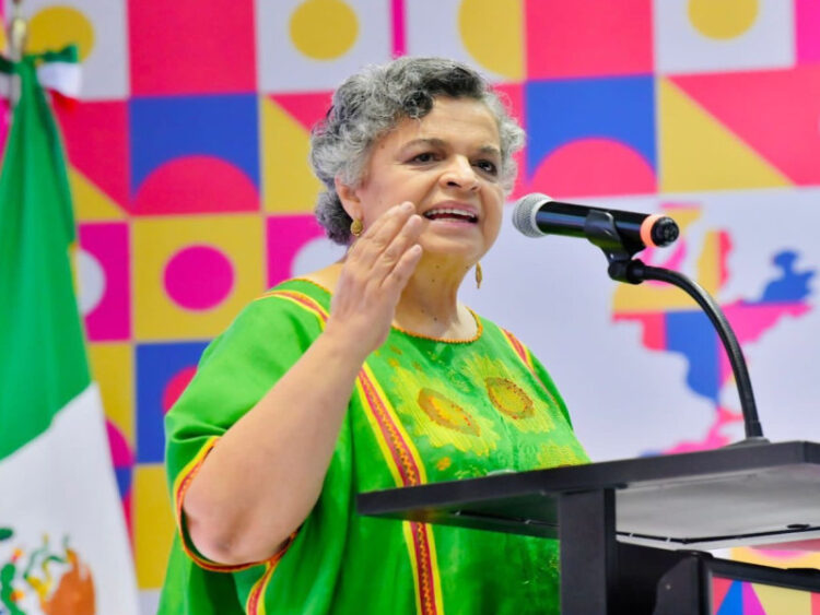 Beatriz Paredes anuncia que continúa en la contienda del FAM