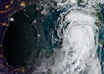 ‘Idalia’ se fortalece a huracán categoría 1 y se enfila hacia Florida