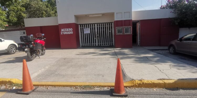 Maestros desconocen con paro a Director de Secundaria Técnica 54 de la Col. Libertad