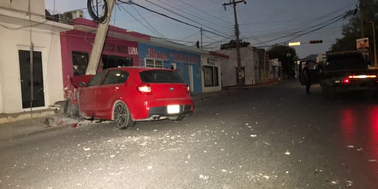 Choca contra poste y ¡vive para contarlo!