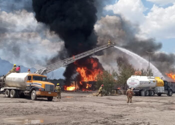 Se incendian tanques de gasolina de empresa en Salinas Victoria, Nuevo León