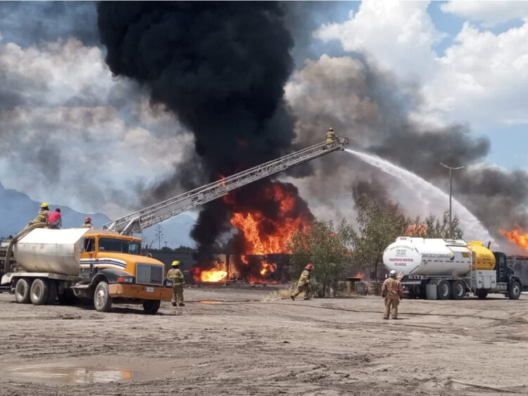 Se incendian tanques de gasolina de empresa en Salinas Victoria, Nuevo León