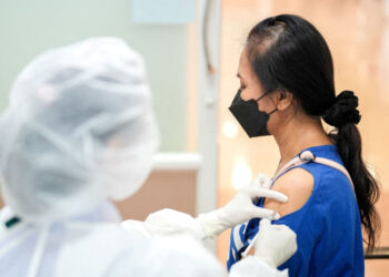 Reguladores de la UE aprueban nueva vacuna anticovid adaptada de Pfizer