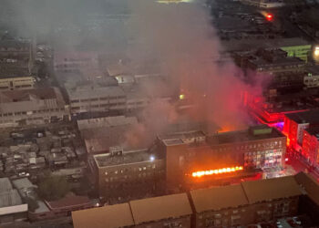 Incendio de edificio en Sudáfrica deja al menos 73 muertos