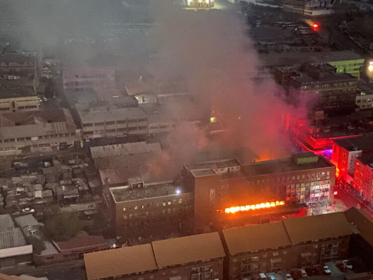 Incendio de edificio en Sudáfrica deja al menos 73 muertos