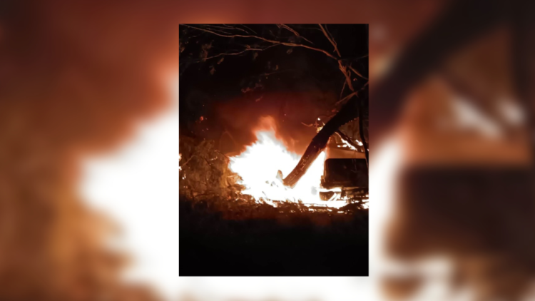 Lo rescatan de morir calcinado en camioneta