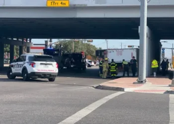 Camión queda atorado debajo de puemte en Mcallen