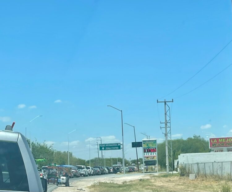 Abarrotan puentes internacionales para comprar artículos libres de impuestos