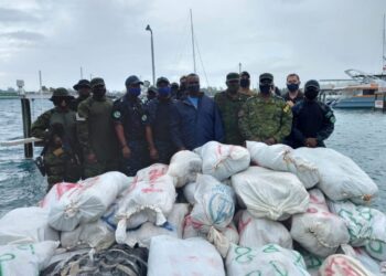 Detienen mini submarino con 4 toneladas de droga