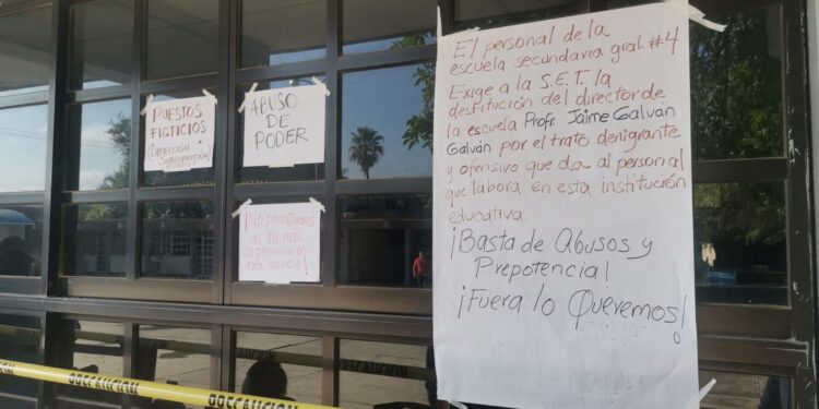 Maestros levantan plantón en Secundaria 4, destituyen al director