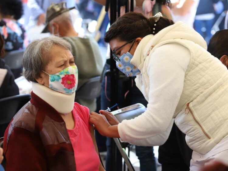 Cofepris aprueba uso de nueva vacuna contra influenza para adultos mayores de 65 años
