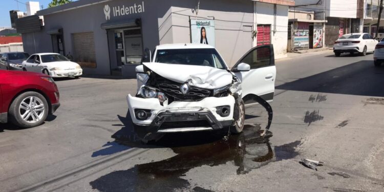 Fuerte choque de vehículos en crucero del 9 y Bravo de Cd. Victoria