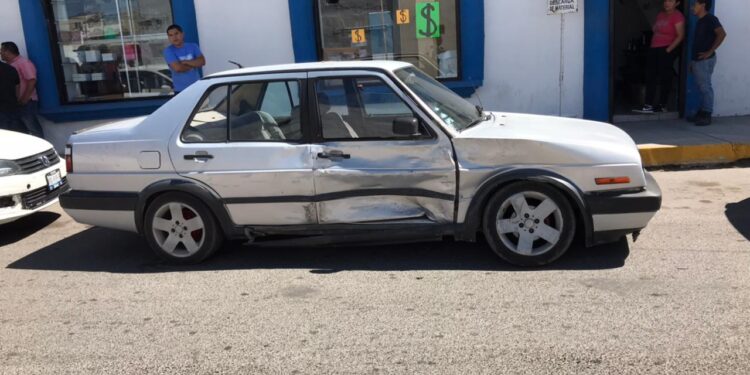 Fuerte choque de vehículos en crucero del 9 y Bravo de Cd. Victoria