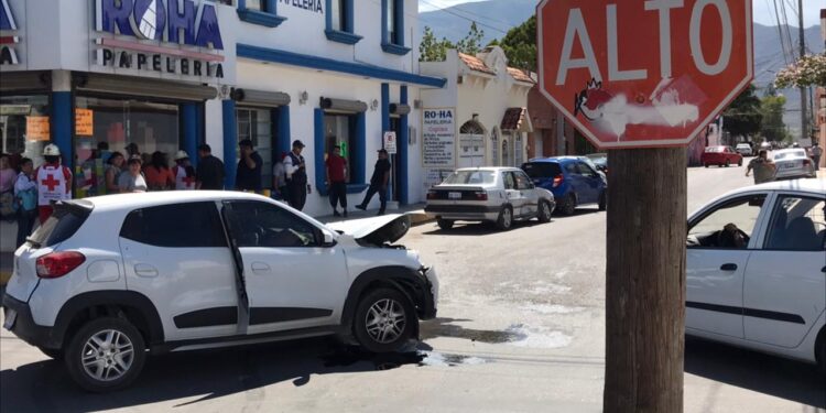 Fuerte choque de vehículos en crucero del 9 y Bravo de Cd. Victoria