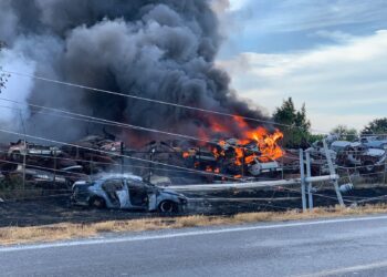 Choque contra poste de CFE provoca incendio de depósito de autos chatarra frente a Veterinaria