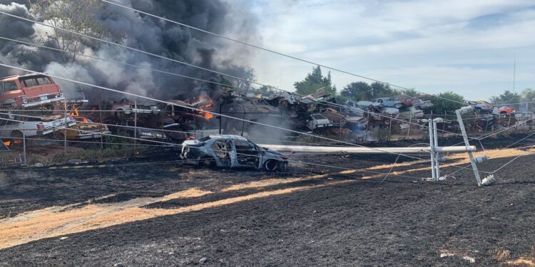 Choque contra poste de CFE provoca incendio de depósito de autos chatarra frente a Veterinaria
