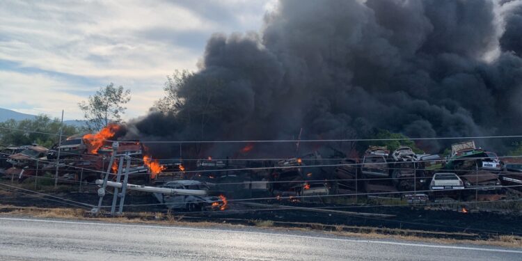 Choque contra poste de CFE provoca incendio de depósito de autos chatarra frente a Veterinaria