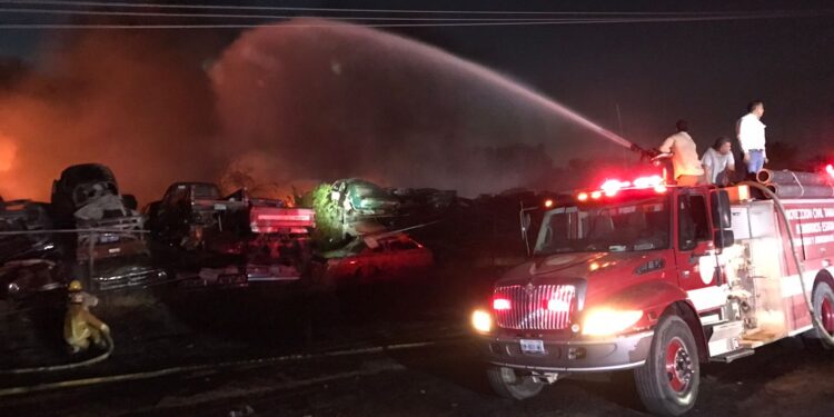 Choque contra poste de CFE provoca incendio de depósito de autos chatarra frente a Veterinaria