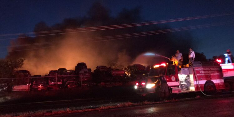 Choque contra poste de CFE provoca incendio de depósito de autos chatarra frente a Veterinaria