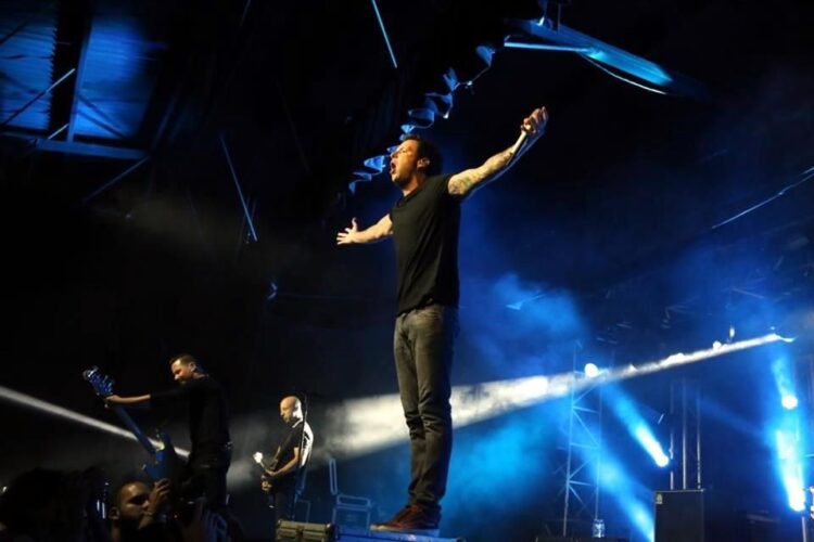 Emociona regreso de Simple Plan a México