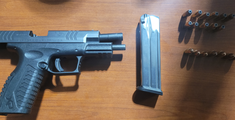 Detienen a “Coyote” iba armado