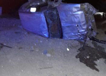 Tres lesionados al volcar camioneta en Tula