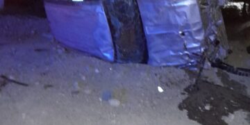 Tres lesionados al volcar camioneta en Tula