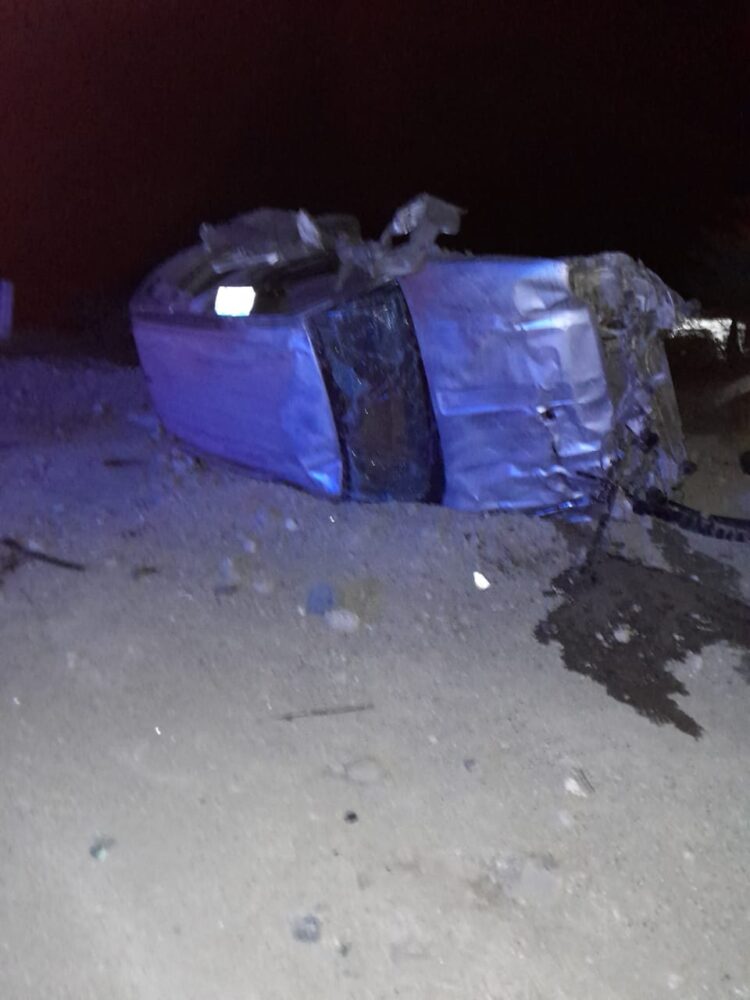 Tres lesionados al volcar camioneta en Tula