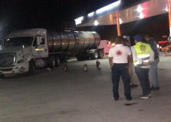 Sofocan incendio en cabina de pipa en gasolinera de Cd. Victoria