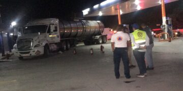 Sofocan incendio en cabina de pipa en gasolinera de Cd. Victoria
