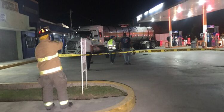 Sofocan incendio en cabina de pipa en gasolinera de Cd. Victoria