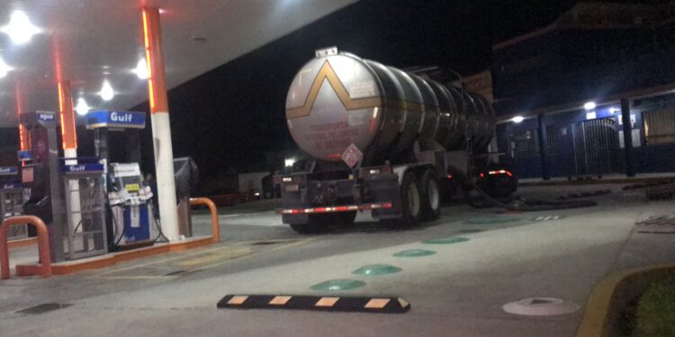 Sofocan incendio en cabina de pipa en gasolinera de Cd. Victoria