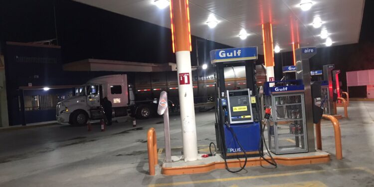 Sofocan incendio en cabina de pipa en gasolinera de Cd. Victoria