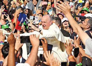 El Papa preside un viacrucis ante más de 800 mil jóvenes en Portugal