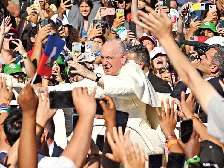 El Papa preside un viacrucis ante más de 800 mil jóvenes en Portugal