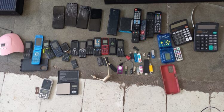 Quitan a reos de Victoria “lujos” y armas