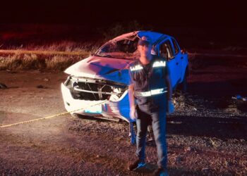 Se mata empleado al volcar camioneta