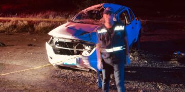 Se mata empleado al volcar camioneta