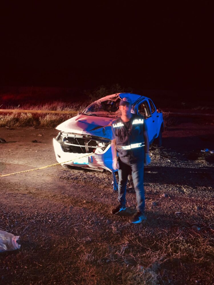 Se mata empleado al volcar camioneta