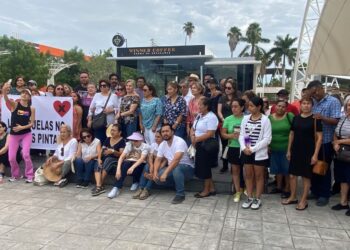 Protestan contra nuevos libros de texto