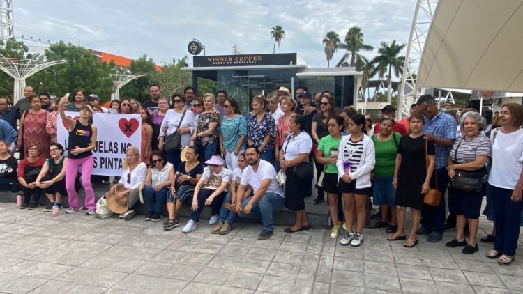 Protestan contra nuevos libros de texto