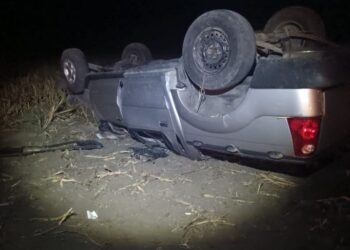 Muere mecánico al volcar camioneta