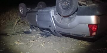 Muere mecánico al volcar camioneta