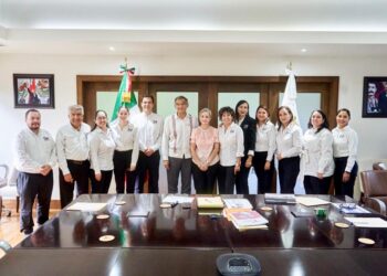 Se reúnen Américo Villarreal y esposa con directivos del DIF Tamaulipas