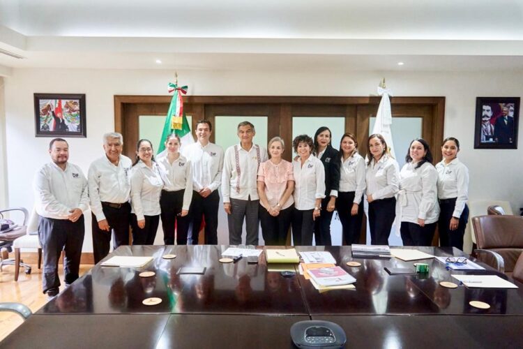 Se reúnen Américo Villarreal y esposa con directivos del DIF Tamaulipas