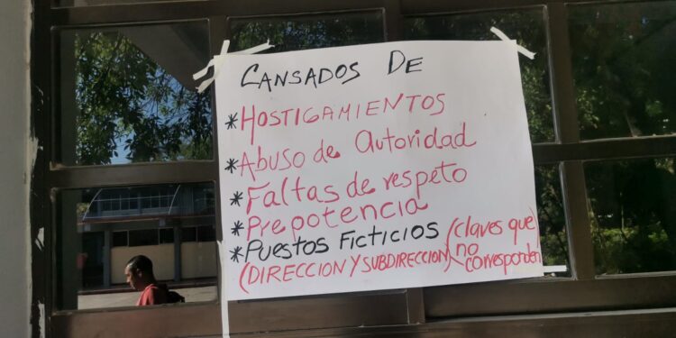 Maestros levantan plantón en Secundaria 4, destituyen al director