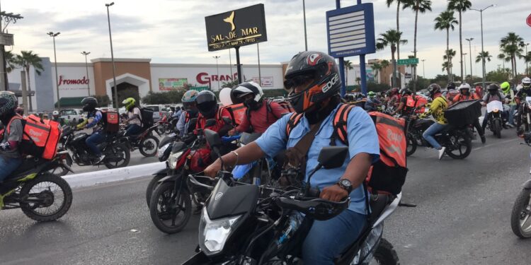 Exigen justicia repartidores de comida, cierran vialidad frente a Casa de Gobierno