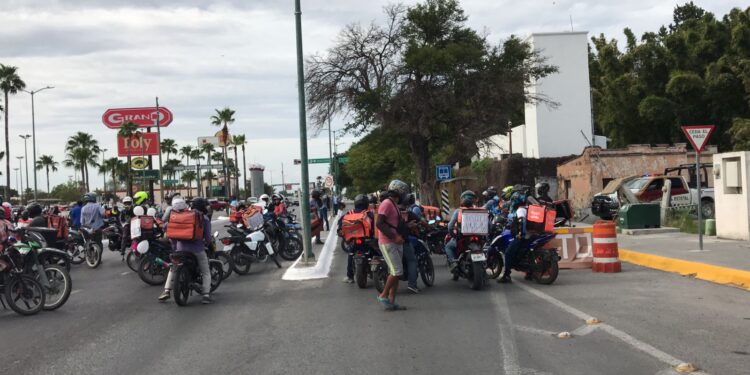 Exigen justicia repartidores de comida, cierran vialidad frente a Casa de Gobierno