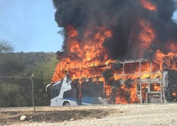 Llamas consumen autobús de doble piso en carretera de Tamaulipas