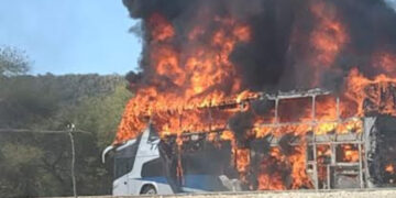 Llamas consumen autobús de doble piso en carretera de Tamaulipas